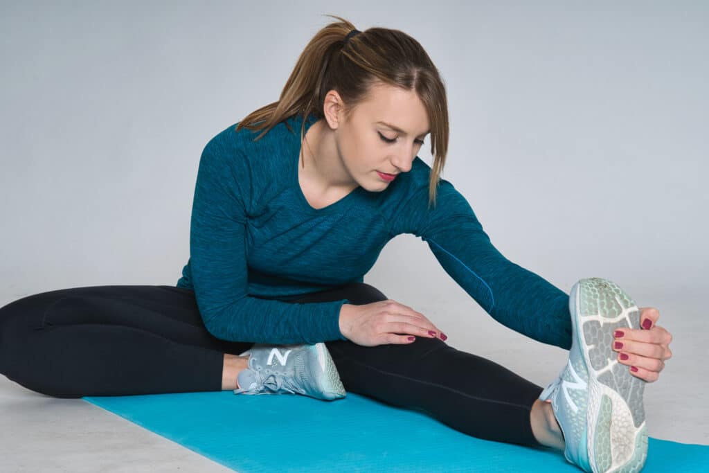 Celine Matter beim Stretching auf Yogamatte